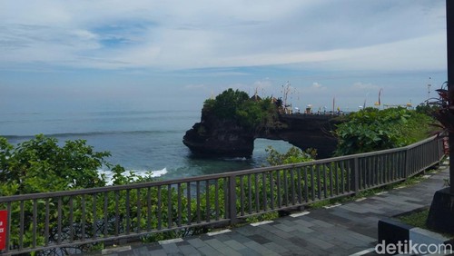 Pura Batu Bolong yang berada di kawasan Daya Tarik Wisata (DTW) Tanah Lot, Kecamatan Kediri, Tabanan. (Krisna Pradipta)
