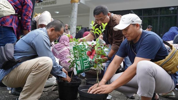 Pusri memberikan bibit tanaman untuk masyarakat.