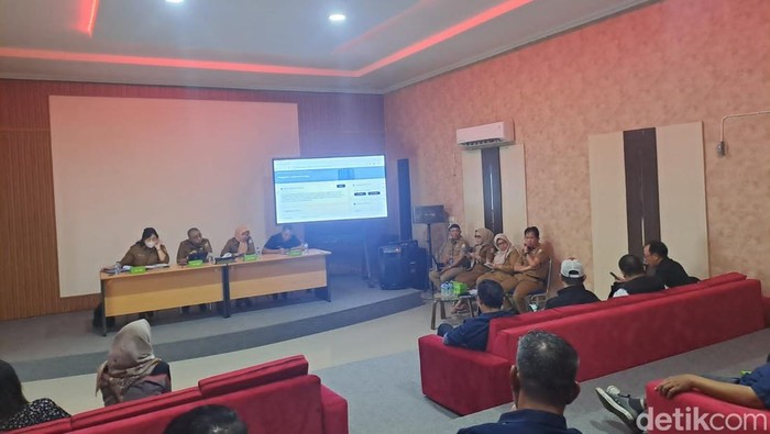 Pusri Palembang melakukan duduk bersama dengan pemerintah dan masyarakat terkait penggunaan tenaga kerja di pabrik Pusri IIIB.
