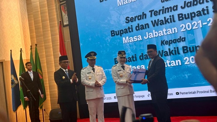 Bupati dan Wakil Bupati Serang terpilih periode 2025-2030, Ratu Rachmatu Zakiyah dan Najib Hamas, resmi dilantik Selasa (27/5/2025).