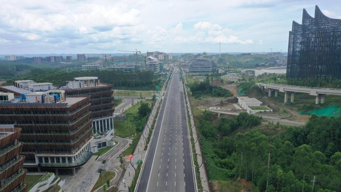 Rampung! Ini Penampakan Jalan Sumbu Kebangsaan IKN Sisi Timur PT Wijaya Karya (Persero) Tbk (WIKA) telah menyelesaikan pembangunan Jalan Sumbu Kebangsaan Sisi Timur di IKN. Infrastruktur ini merupakan jalur utama yang menghubungkan Istana Negara dengan jaringan jalan nasional serta sejumlah gedung pemerintahan strategis di pusat IKN.