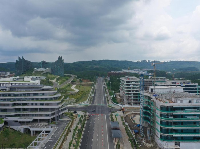 PT Wijaya Karya (Persero) Tbk (WIKA) telah menyelesaikan pembangunan Jalan Sumbu Kebangsaan Sisi Timur di IKN. Infrastruktur ini merupakan jalur utama yang menghubungkan Istana Negara dengan jaringan jalan nasional serta sejumlah gedung pemerintahan strategis di pusat IKN.