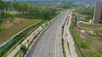 Dalam pelaksanaan pekerjaan pengaspalan, WIKA menggunakan teknologi Machine Mounted GPS (MMGPS) untuk meningkatkan presisi dan akurasi pada setiap tahap lintasan. Teknologi ini memastikan pekerjaan presisi sesuai dengan desain dan memperkecil potensi deviasi. (Dok. PT Wijaya Karya (Persero) Tbk)