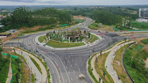 PT Wijaya Karya (Persero) Tbk (WIKA) telah menyelesaikan pembangunan Jalan Sumbu Kebangsaan Sisi Timur di IKN. Infrastruktur ini merupakan jalur utama yang menghubungkan Istana Negara dengan jaringan jalan nasional serta sejumlah gedung pemerintahan strategis di pusat IKN.