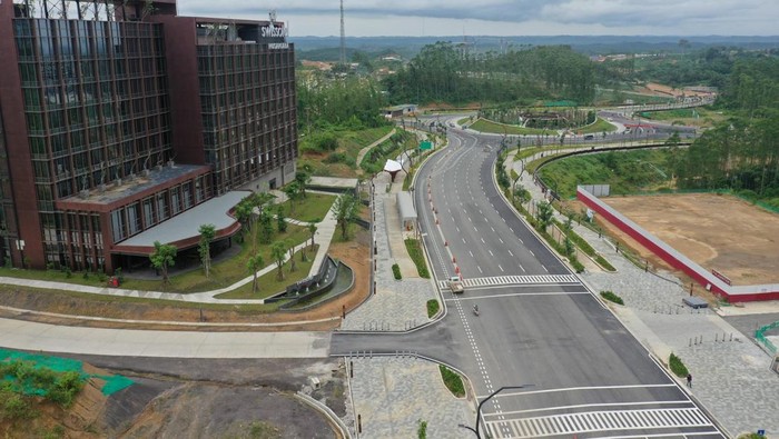 PT Wijaya Karya (Persero) Tbk (WIKA) telah menyelesaikan pembangunan Jalan Sumbu Kebangsaan Sisi Timur di IKN. Infrastruktur ini merupakan jalur utama yang menghubungkan Istana Negara dengan jaringan jalan nasional serta sejumlah gedung pemerintahan strategis di pusat IKN.