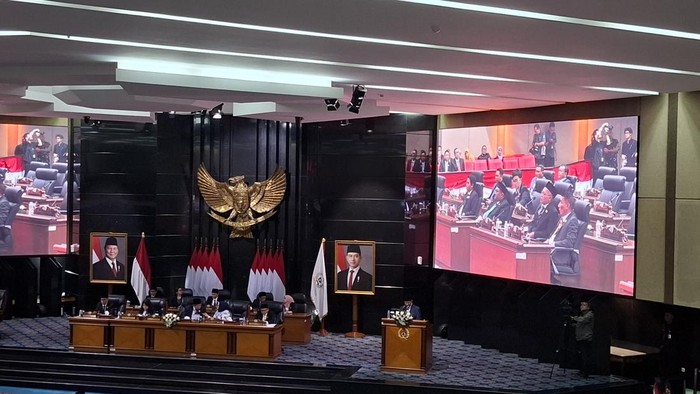 Rapat paripurna DPRD Jakarta yang membahas RPJMD 2025–2029 di gedung DPRD DKI Jakarta, Selasa (27/5/2025).