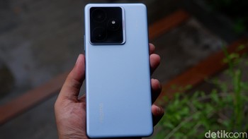 Baterainya berkapasitas 7.000 mAh dengan pengisian cepat 120W. Foto: Adi Fida Rahman/detikINET