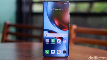 HP ini menggunakan panel LTPO AMOLED berukuran 6,78 inch dengan resolusi 1264 x 2780 pixels, refresh rate 120Hz, kecerahan 6.000 nits. Foto: Adi Fida Rahman/detikINET