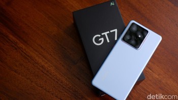 Unit yang unboxing adalag Realme GT 7 Icesense Blue. Foto: Adi Fida Rahman/detikINET