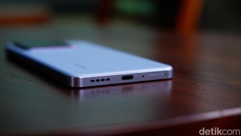 Bagian bawah terdapat speaker, port USB-C dan SIM Card tray. Foto: Adi Fida Rahman/detikINET