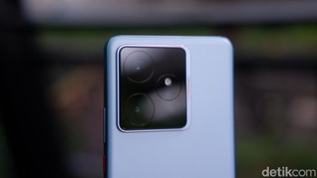 Ada tiga kamera disematkan pada HP ini. Kamera utamanya 50 MP (wide), 50 MP (telephoto) dan 8 MP (ultrawide). Sementara di bagian depan 32 MP. Foto: Adi Fida Rahman/detikINET