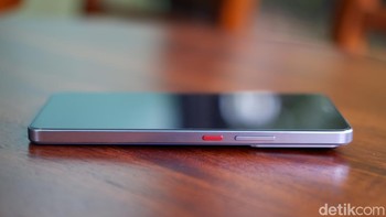 Realme membuat tombol power dengan akses merah. HP ini punya ketebalan 8,3 mm dengan berat 206 gram. Foto: Adi Fida Rahman/detikINET