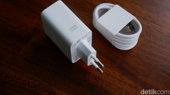 Selain itu diberikan adaptor charger 120W dan kabel data. Foto: Adi Fida Rahman/detikINET