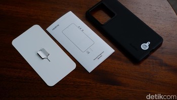 Dalam paketan diberikan case, kertas petunjuk dan SIM Card injector. Foto: Adi Fida Rahman/detikINET