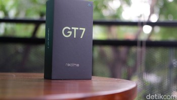 Inilah kotak kemasan Realme GT 7. Foto: Adi Fida Rahman/detikINET