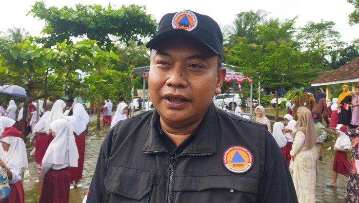Kepala BPBD Pandeglang Riza Ahmad Kurniawan dan kondisi banjir yang surut di Kecamatan Sobang.