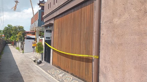 Rumah milik WN Prancis di Jalan Gurita IV Pondok Guerita Kaveling II, Kelurahan Sesetan, Denpasar, dipasangi garis polisi setelah temuan pria tewas terbakar di kamar mandi, Selasa (27/5/2025). (Aryo Mahendro/detikBali)