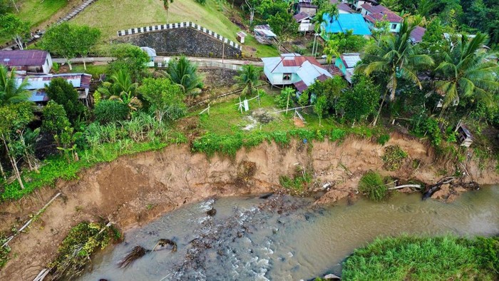 Rumah warga di Desa Apau Ping Malinau terancam longsor.