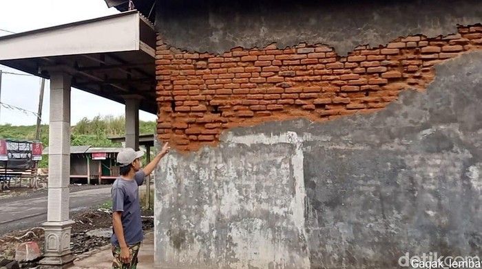 Rumah warga di sekitar lumpur lapindo mengalami retak-retak pada dinding