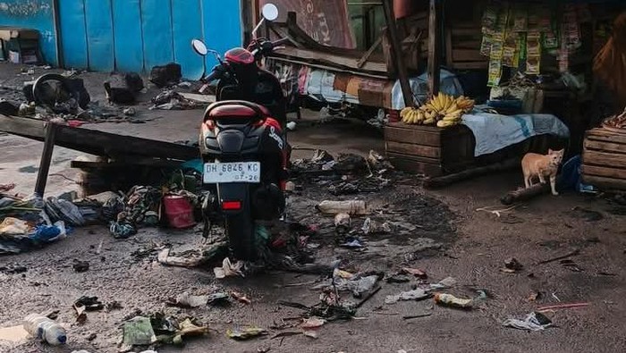 Sampah berserakan di Pasar Inpres Larantuka seusai hujan deras, Senin malam (26/5/2025). (Istimewa)