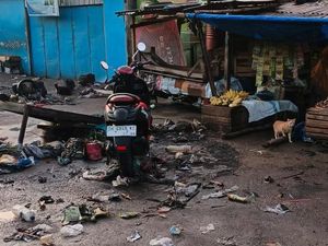 Larantuka Banjir Sampah Seusai Dilanda Hujan Deras