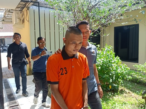 Seorang supervisor toko di Mataram menggelapkan uang perusahaan sebesar Rp 12,4 juta untuk main judi online jenis slot, Selasa (27/5/2025). (Abdurrasyid Efendi/detikBali)