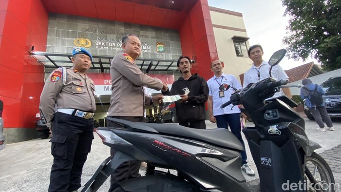 Sepeda motor milik seorang ojol hilang dicuri saat terparkir di teras kontrakannya. Dua hari kemudian, motor itu ditemukan di Stasiun Depok Baru. (Devi P/detikcom)