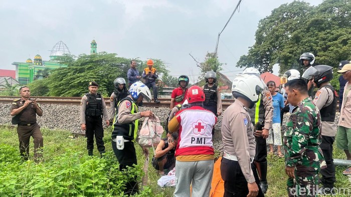 Polisi melakukan olah TKP di lokasi siswi SD di Mojokerto yang tewas tertabrak KA Sancaka