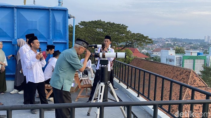 Suasana pemantauan hilal di Planetarium Universitas Islam Negeri (UIN) Walisongo Semarang, Kecamatan Ngaliyan, Kota Semarang, Selasa (27/5/2025).