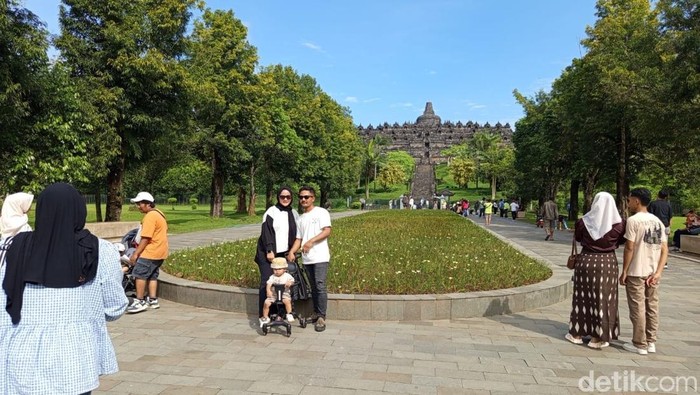 Suasana pengunjung di Candi Borobudur, Magelang, Selasa (27/5/2025).