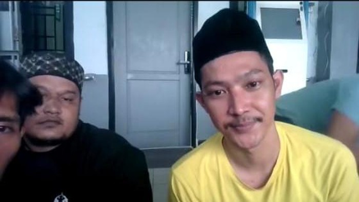 Terdakwa Zulkarnain (baju kuning) jalanin sidang tuntutan secara daring di Rutan Pakjo Palembang.