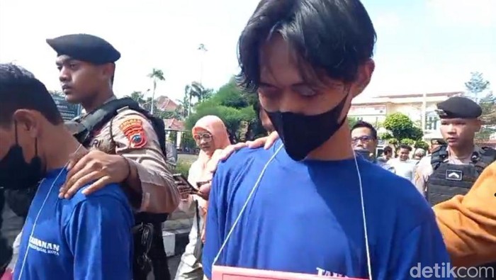 Pelaku pemerkosaan disertai kekerasan terhadap pacarnya yang masih di bawah umur.