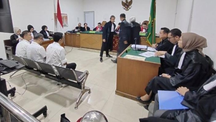 Tiga terdakwa kasus dugaan korupsi proyek di Kabupaten Banyuasin Sumsel, jalani sidang perdana.