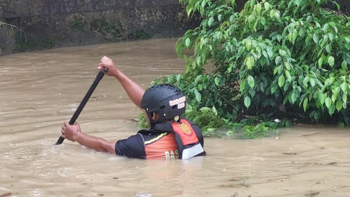 Tim SAR saat melakukan pencarian balita hilang di parit Balikpapan