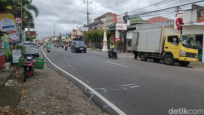 Lokasi TKP kecelakaan yang menewaskan Argo (19) mahasiswa FH UGM angkatan 2024 yang ditabrak mobil BMW yang dikendarai Christiano (21) di Jalan Palagan Tentara Pelajar, Ngaglik, Sleman, Selasa (27/5/2025)