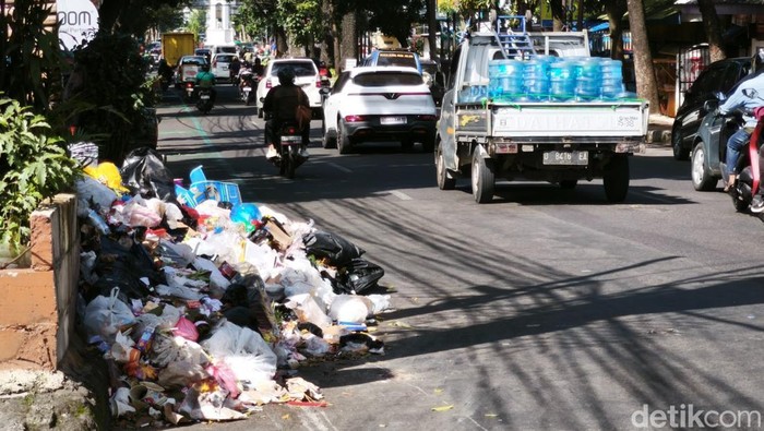 Tumpukan sampah di Jalan Cihampelas Bandung.