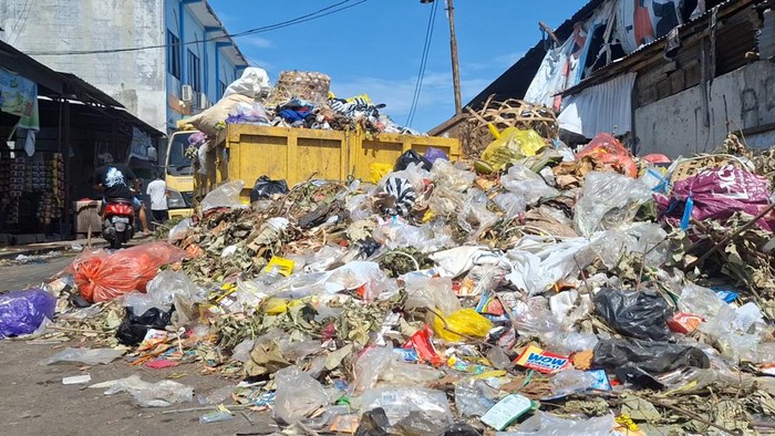 Tumpukan sampah menggunung dan mengeluarkan bau yang sangat menyengat di area Pasar Kebon Roek, Kelurahan Ampenan Utara, Kecamatan Ampenan, Mataram, Selasa siang (27/5/2025). (Nathea Citra/detikBali)