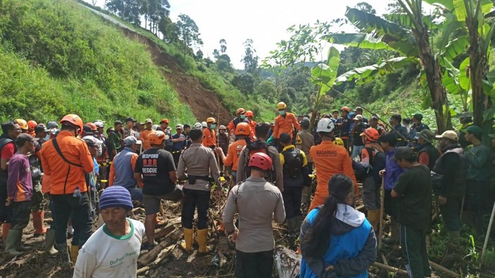 upaya pencarian Abah Endang yang tertimbun longsor di Lembang