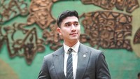 Masa Sidang III resmi ditutup dari ini lewat Rapat Paripurna DPR RI. Banyak yang belum tahu, kerja anggota DPR itu dibagi dua siklus: masa sidang dan masa reses. Masa sidang, kita di Senayan: bersuara, memperjuangkan isu-isu dan hak seluruh masyarakat baik di pendidikan, pemuda, olahraga, dan budaya. Sekarang masuk masa reses, waktunya kembali ke dapil. Dengar langsung aspirasi masyarakat… dan kadang bawa oleh-oleh juga, dari dana pribadi. Ada yang mau disuarakan secara nasional? Sangat dipersilahkan jika teman-teman ingin menyampaikan sesuatu ya, tulis Verrell Bramasta dalam Instagram miliknya. Foto: instagram Verrell Bramasta