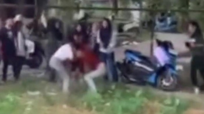 video viral siswi di Kampar baku hantam. (Istimewa)