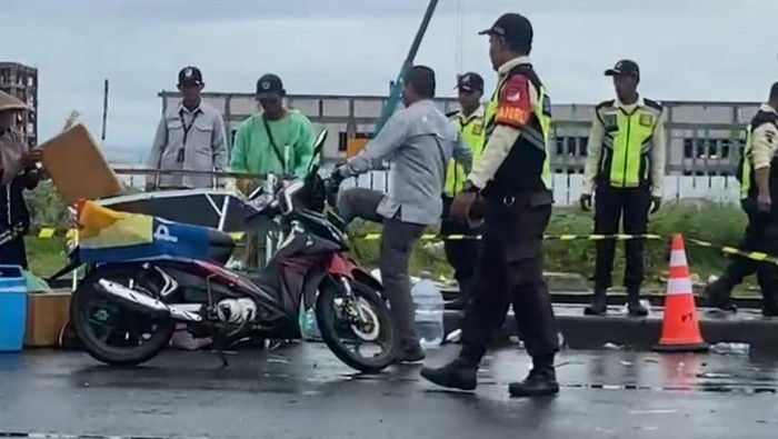 Tangkapan layar memperlihatkan oknum sekuriti menendang lapak pedagang kaki lima di Kawasan Ekonomi Khusus (KEK) Kendal. Foto diunggah Selasa (27/5/2025).
