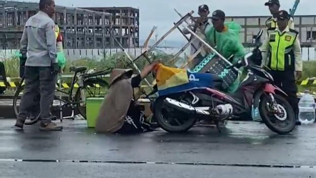 Tangkapan layar memperlihatkan oknum sekuriti menendang lapak pedagang kaki lima di Kawasan Ekonomi Khusus (KEK) Kendal. Foto diunggah Selasa (27/5/2025).