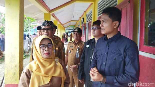 Wabup Pandeglang Iing Andri Supriadi meninjau SDN Bojen 2 di Kecamatan Sobang setelah video viral puluhan siswa belajar di teras sekolah. (Aris R/detikcom)