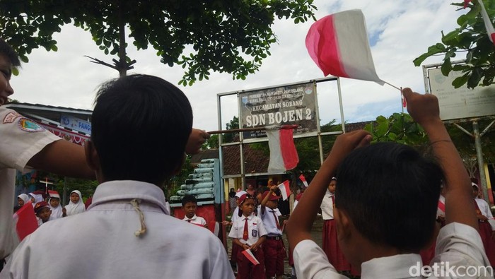 Wabup Pandeglang Iing Andri Supriadi meninjau SDN Bojen 2 di Kecamatan Sobang setelah video viral puluhan siswa belajar di teras sekolah. (Aris R/detikcom)