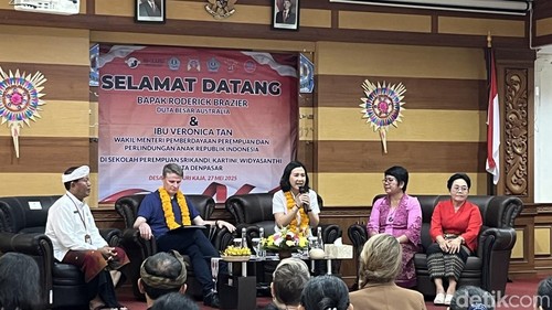 Wakil Menteri PPPA Veronica Tan menghadiri diskusi terkait sekolah perempuan di Kantor Perbekel Dauh Puri Kaja, Denpasar, Selasa (27/5/2025). (Foto: Rizki Setyo/detikBali)