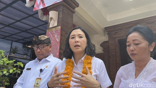 Wakil Menteri PPPA Veronica Tan saat ditemui di Kantor Perbekel Dangin Puri Kaja, Denpasar, Bali, Selasa (27/5/2025). (Foto: Rizki Setyo/detikBali)