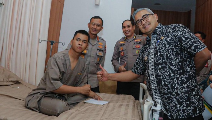 Wali Kota Bandung M Farhan dan Kapolrestabes Bandung Kombes Pol Budi Sartono saat mengunjungi polisi yang menjadi korban saat pengamanan laga Persib