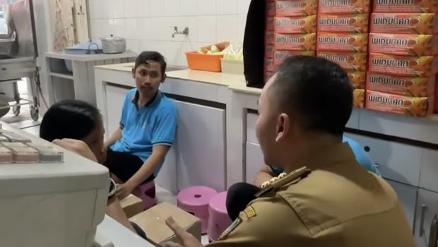 Wali Kota Solo saat menyidak Ayam Goreng Widuran