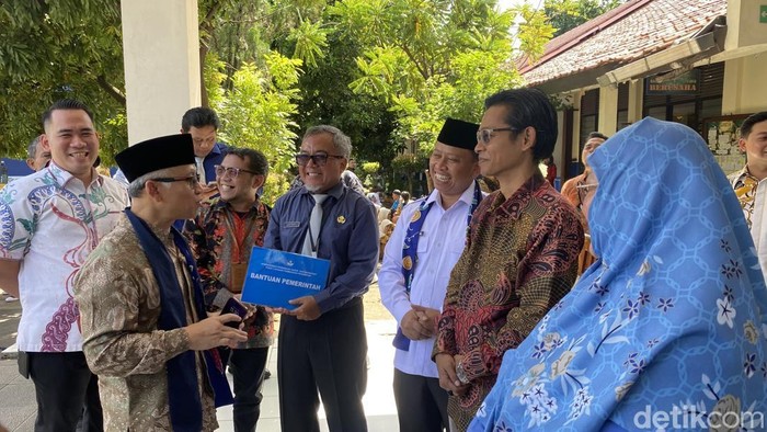 Wamendikdasmen Atip Latipulhayat menyambangi sekolah inklusif di SMPN 8 Depok, Jabar. Atip mengatakan tengah menyiapkan guru pendamping bagi sekolah inklusif. (Devi P/detikcom)