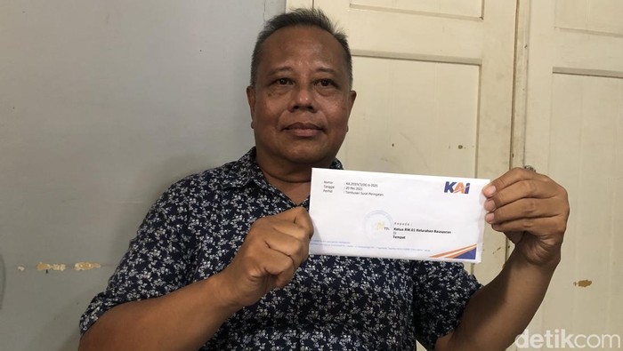 Ketua RW 01 Anton Handriutomo menunjukan surat peringatan fisik dan surat peringatan via WhatsApp dari PT KAI, Selasa (27/5/2025).